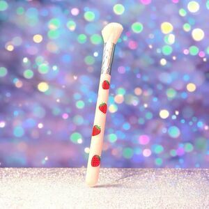 SLMISSGLAM Strawberry Blusher & Contour Brush NEW IN PACKAGE MSRP $28